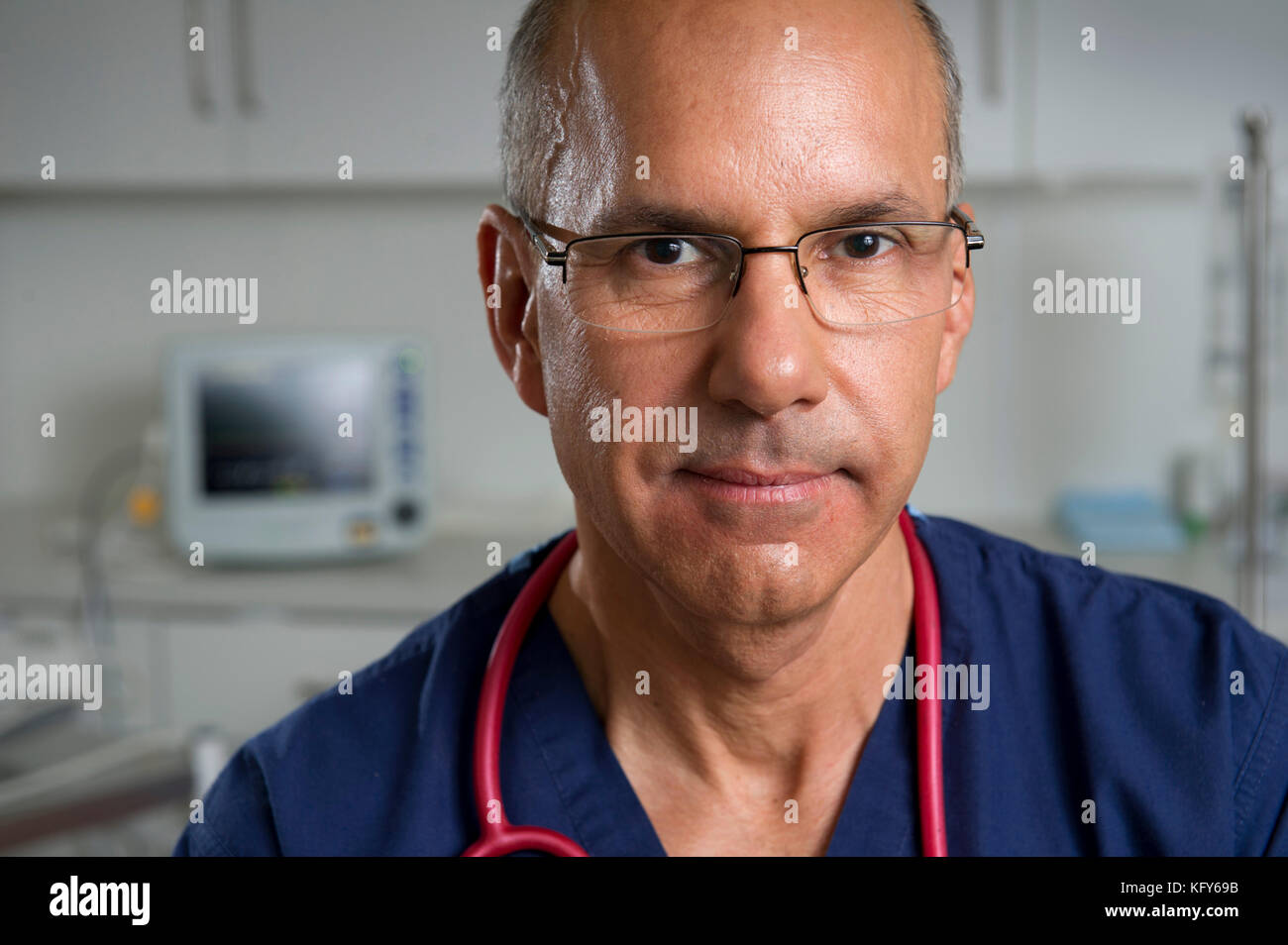 Dr.Haroun Gajraj al suo Melbury clinica. Foto Stock