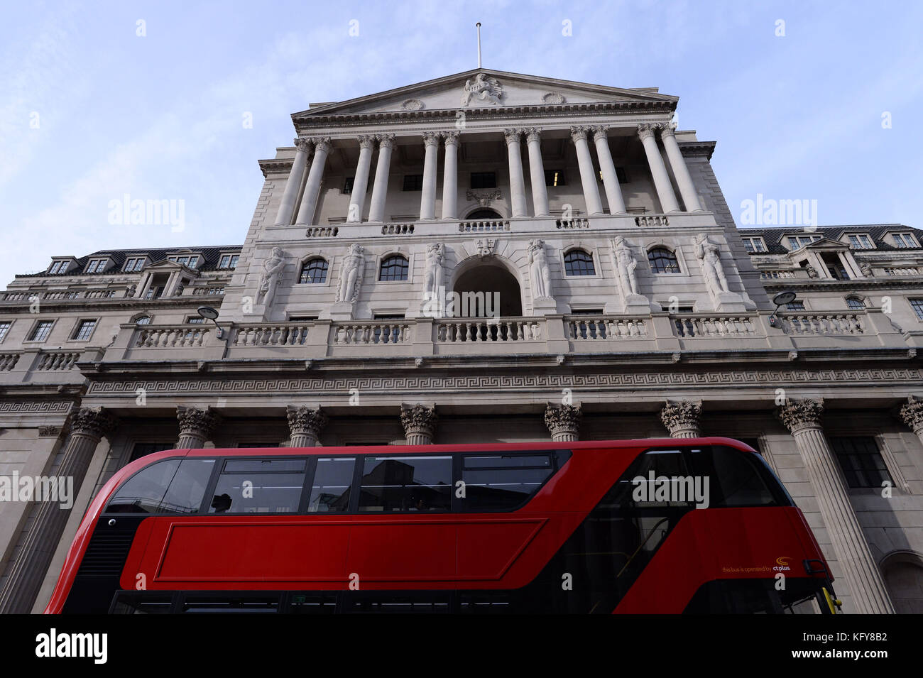 Un autobus passa la Bank of England, Londra, in quanto si prevede che le famiglie saranno colpite con il primo aumento dei tassi di interesse per più di 10 anni il giovedì con la Banca d'Inghilterra alla ricerca di un'inflazione in forte aumento. Foto Stock