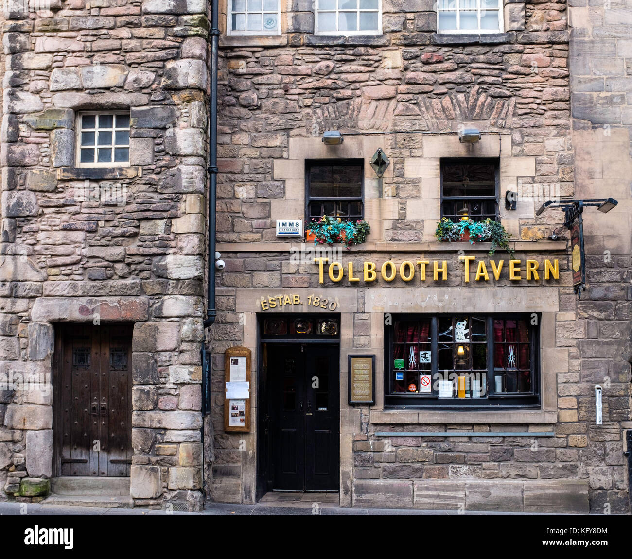 Esterno del pub Tolbooth Tavern sul Royal Mile a Edimburgo, Scozia, Regno Unito. Foto Stock