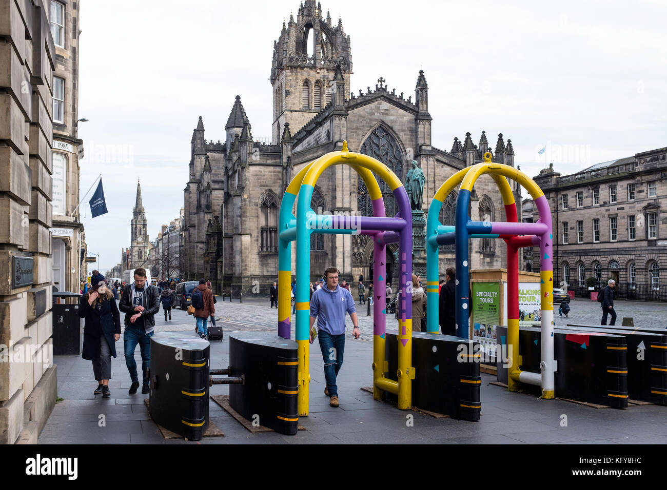 Vista del nuovo anti-terrorismo barriere del veicolo sul Royal Mile di Edimburgo, in Scozia, Regno Unito. Foto Stock