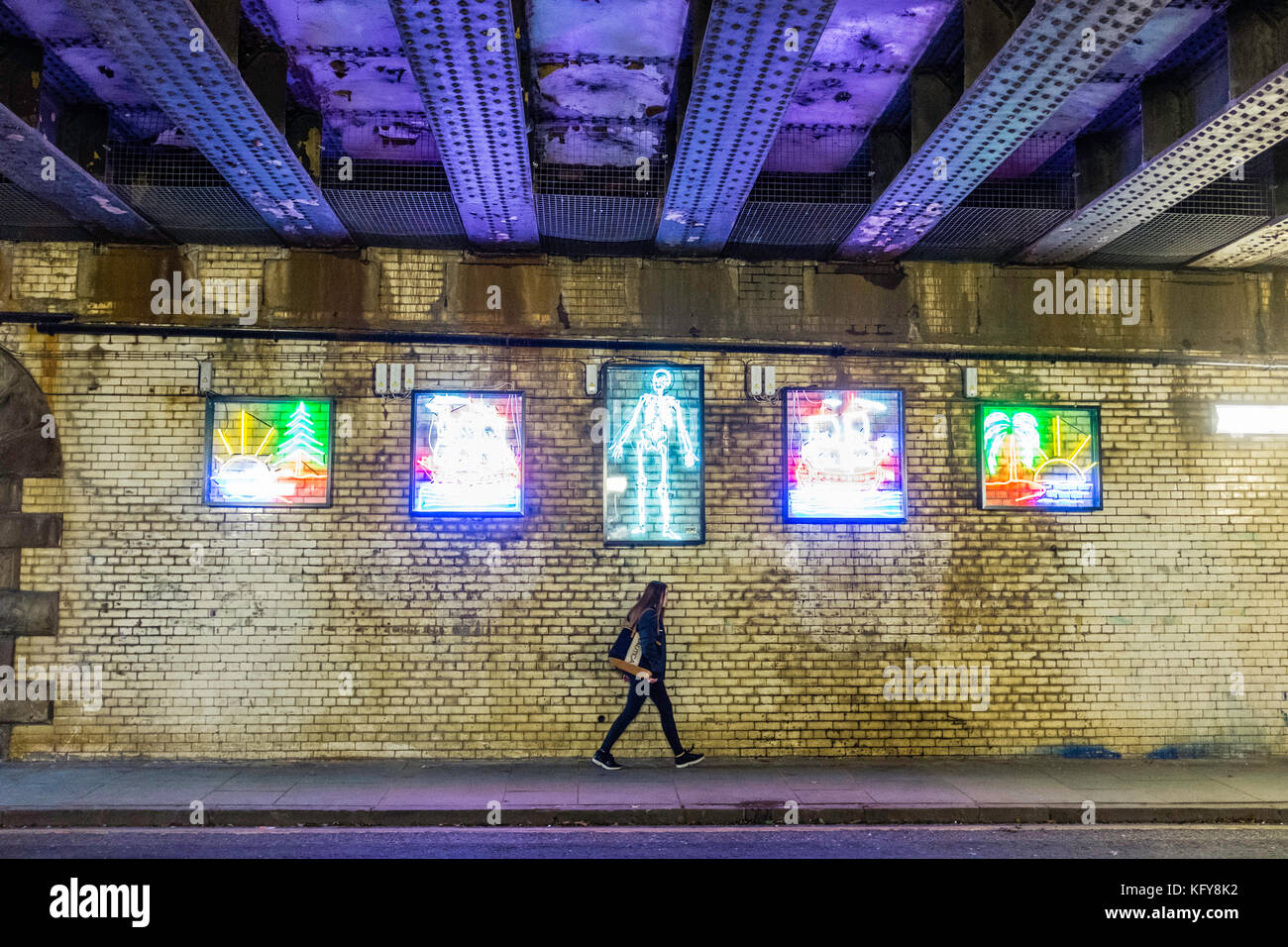 Arte di strada fatta da luci al neon colorate luci sul sottopassaggio nel centro di Edimburgo, Scozia, Regno Unito Foto Stock