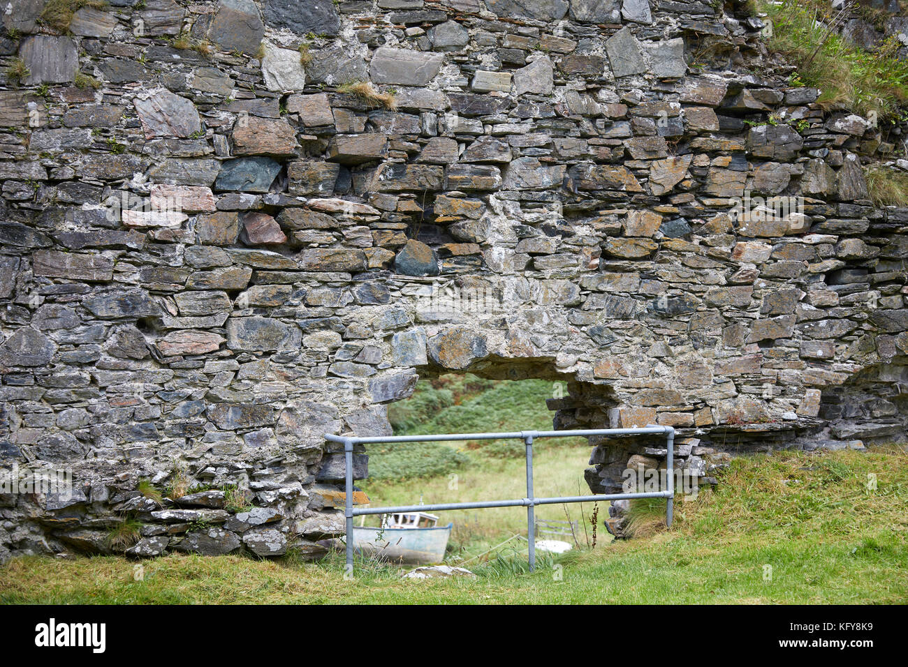 I dettagli di muratura da storiche rovine del castello di strome a nord strome. da single track road a ardaneaskan. Vicino a lochcarron. costa ovest della Scozia Foto Stock