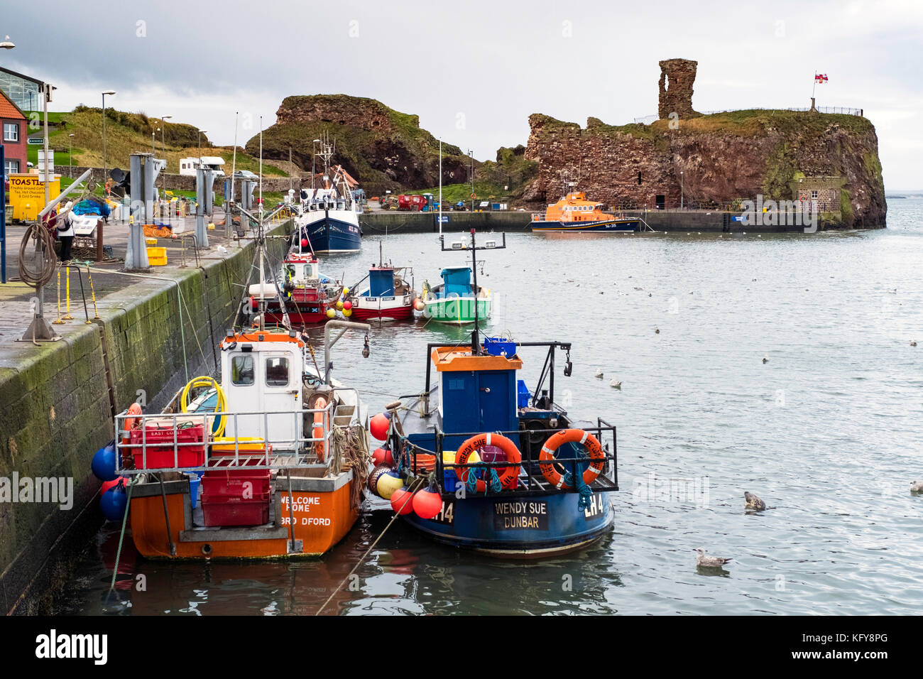 Vista delle barche da pesca nel porto di Dunbar sulla costa orientale della Scozia, Regno Unito. Foto Stock