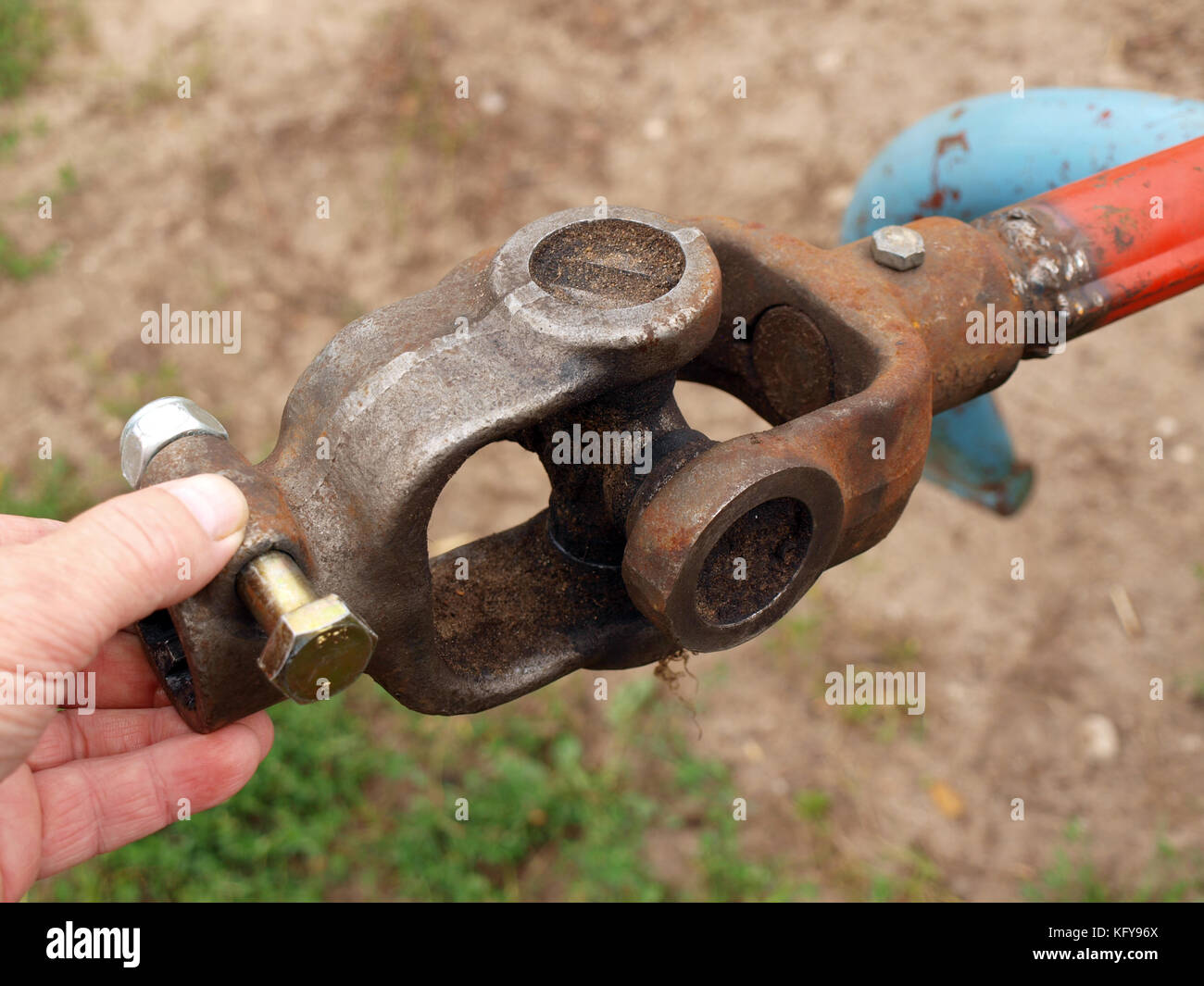 Mano che tiene il trattore particolare giunto cardanico close up Foto stock  - Alamy