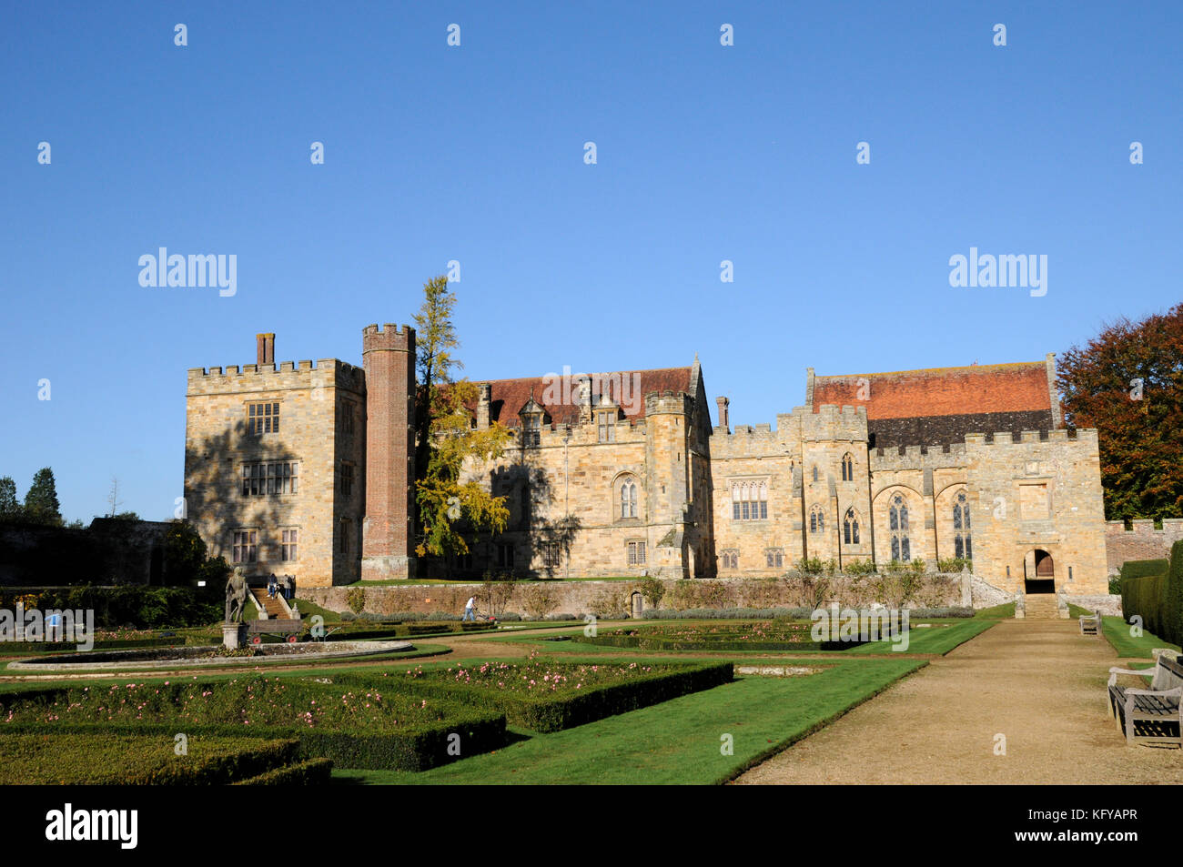 Vista generale di Penshurst Place visto in autunno dal suo giardino ornamentale. Penshurst risale al XIV secolo e si trova nel Weald di Kent. Foto Stock