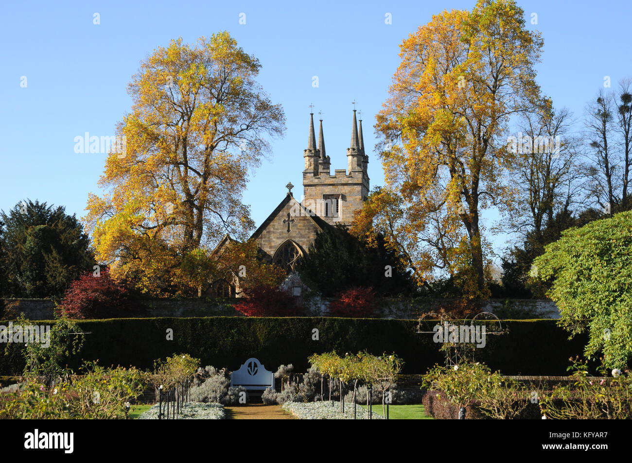 Borgo La chiesa di San Giovanni Battista in Kentish village di Penshurst. La chiesa sorge n il SW angolo di Penshurst Place. Foto Stock