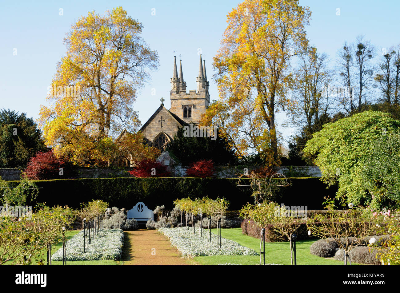 Borgo La chiesa di San Giovanni Battista in Kentish village di Penshurst. La chiesa sorge n il SW angolo di Penshurst Place. Foto Stock