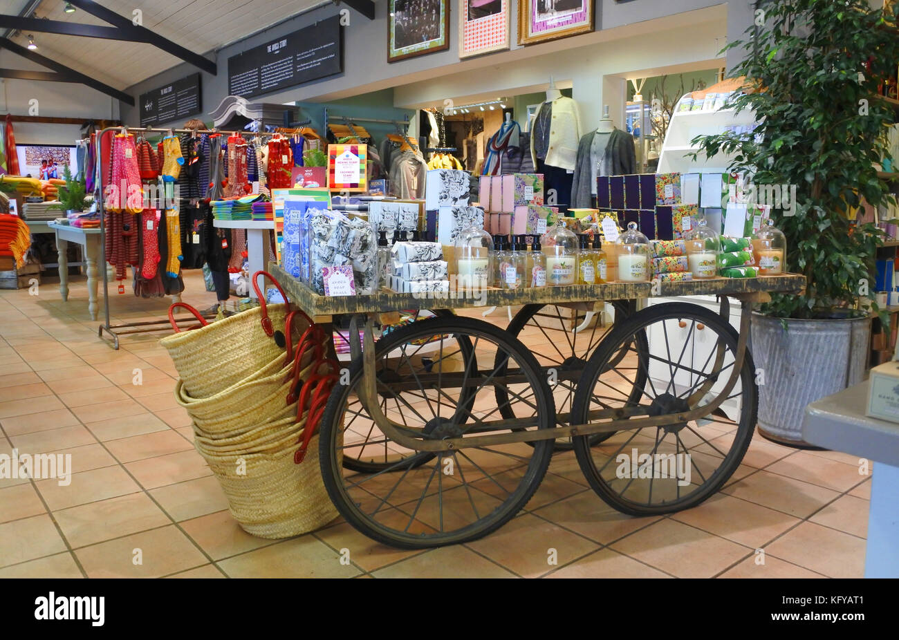 Negozio interno, Avoca, Molls Gap, County Kerry, Irlanda - John Gollop Foto Stock