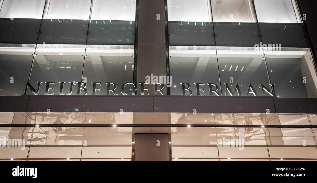 Segnaletica di cortesia al di fuori 1290 Sesta Avenue in New York annuncia che è il New York sede dell'Neuberger Berman ditta di servizi finanziari, visto su Mercoledì, 25 ottobre 2017. La ditta è stato valutato il numero uno è il miglior posto per lavorare tra le società di asset management con più di mille lavoratori. (© Richard B. Levine) Foto Stock