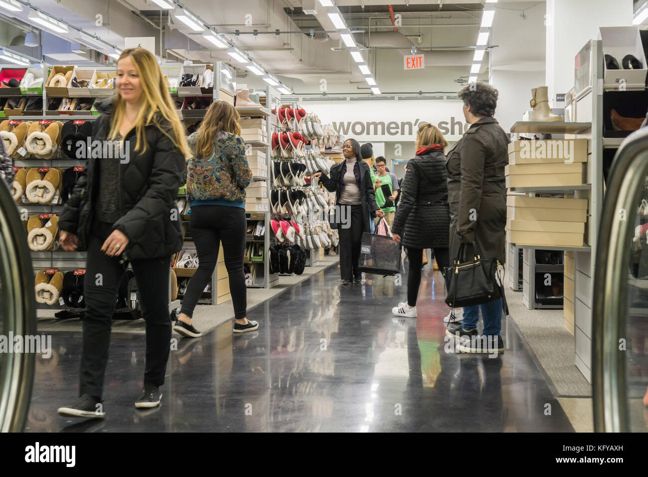 Gli acquirenti eccitato si affollano i nuovi rack nordstrom off-prezzo store in Herald Square area di new york sul suo giorno di inaugurazione, Giovedì, Ottobre 26m 2017. nordstrom Inc. ha annunciato che intende assumere lavoratori 13,650 per la stagione delle vacanze. JC Penney e Macy's hanno inoltre annunciato i loro piani per il noleggio di migliaia di lavoratori stagionali. (© richard b. levine) Foto Stock