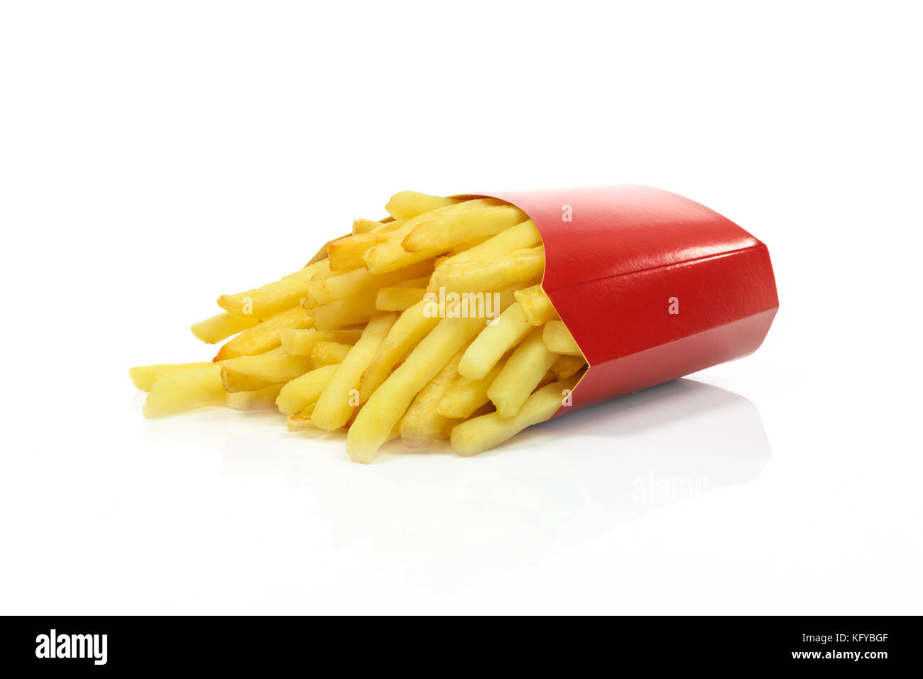 Le patatine fritte in un rosso scatola di cartone in close-up e isolato su sfondo bianco Foto Stock