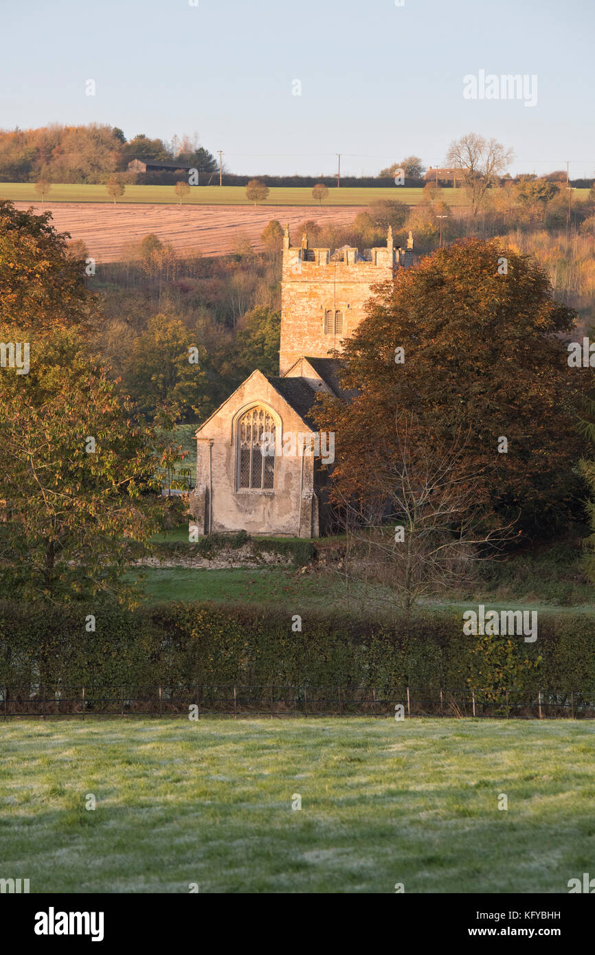 Philips St chiesa in poco Rollright nel gelido autunno. La luce del mattino al sorgere del sole, Cotswolds, West Oxfordshire, Inghilterra Foto Stock