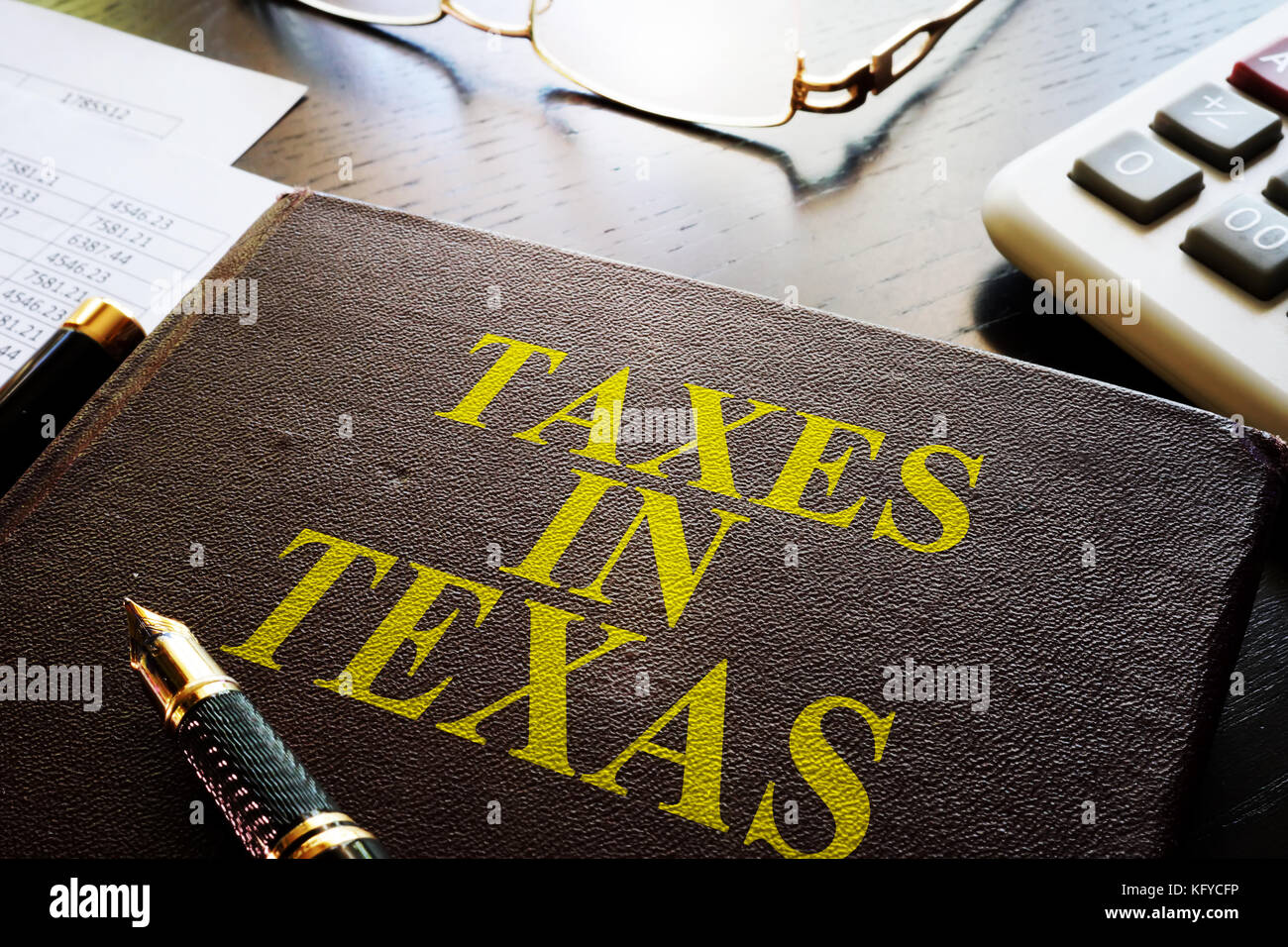 Libro sulle tasse in Texas su un tavolo per ufficio. Foto Stock