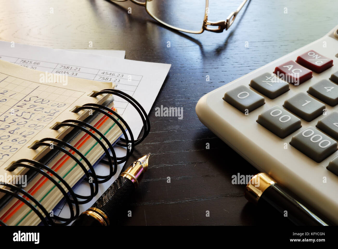 Relazione finanziaria delle piccole imprese su una scrivania in ufficio. Foto Stock