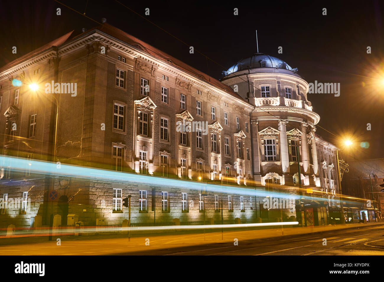 Il palazzo dell'accademia delle scienze mediche di notte Foto Stock