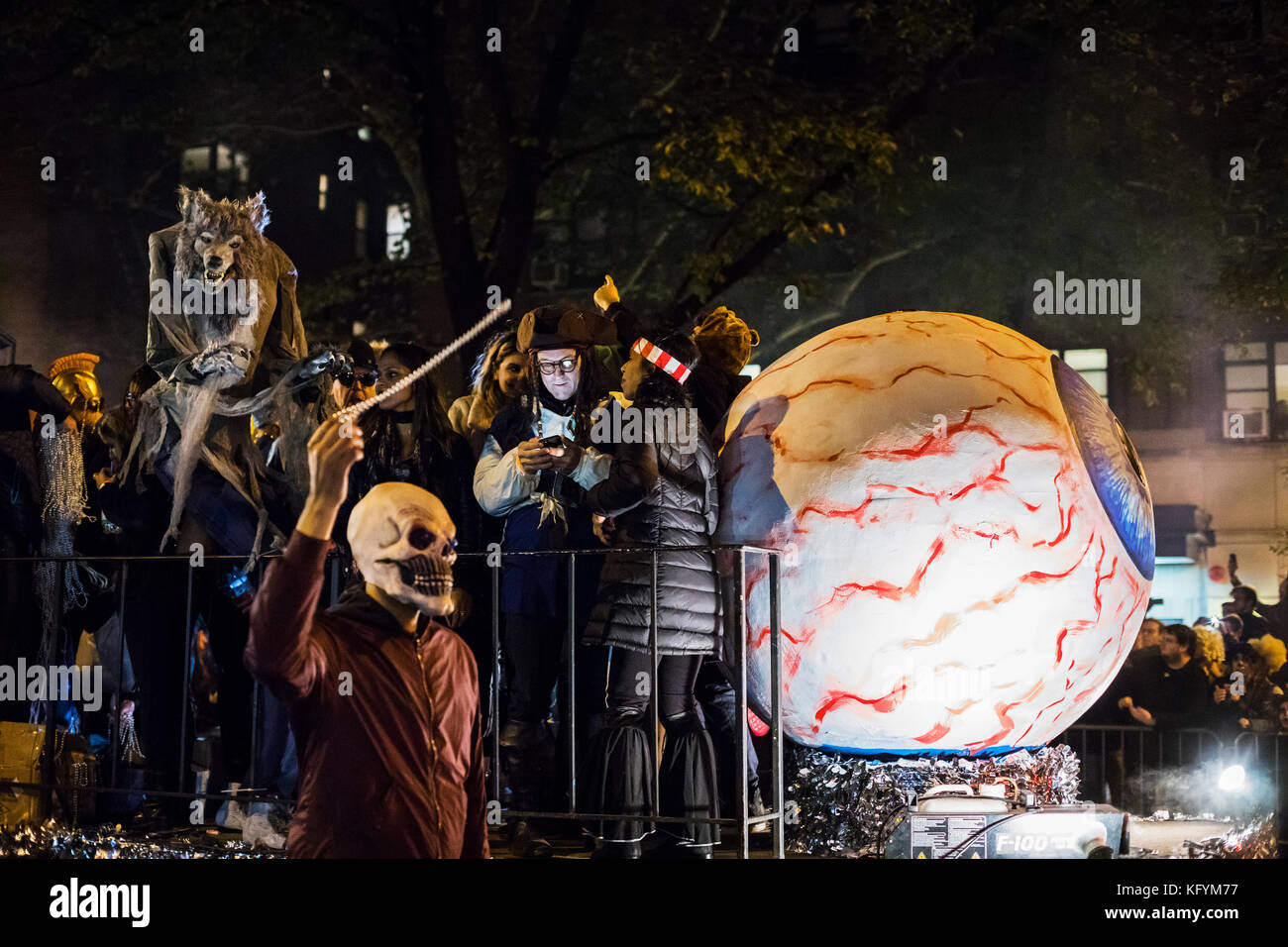 New York villaggio annuale Halloween Parade 2017 sulla 6th Avenue Foto Stock