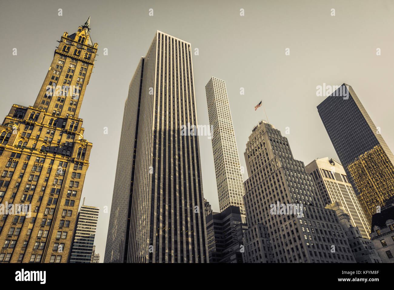 New York City architecture.Da sinistra: Sherry Netherland Hotel, General Motors Building, 432 Park, Bergdorf-Goodman e Trump Tower Foto Stock