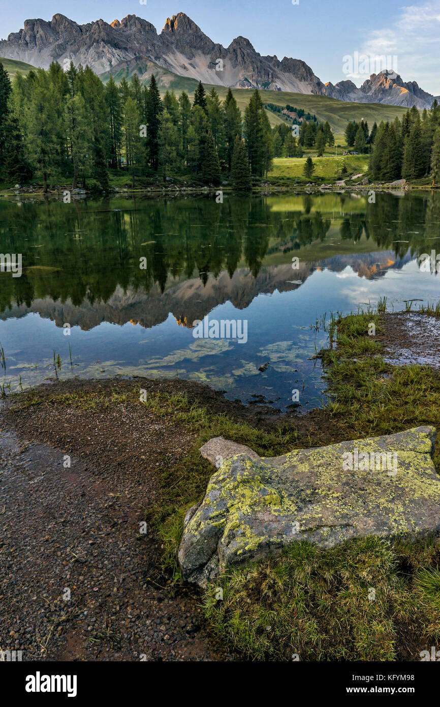 Vista delle dolomiti riflessa sul lago san pellegrino situato nel comune di Moena, Trento. Foto Stock