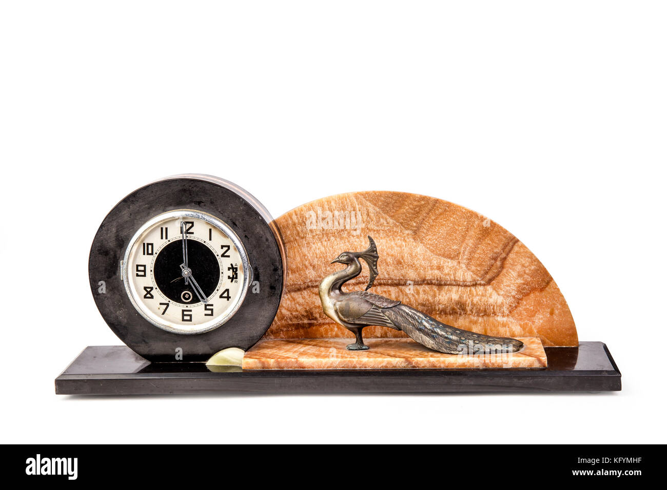 Tavolo antico orologio con peacock statuetta sullo sfondo bianco. Foto Stock