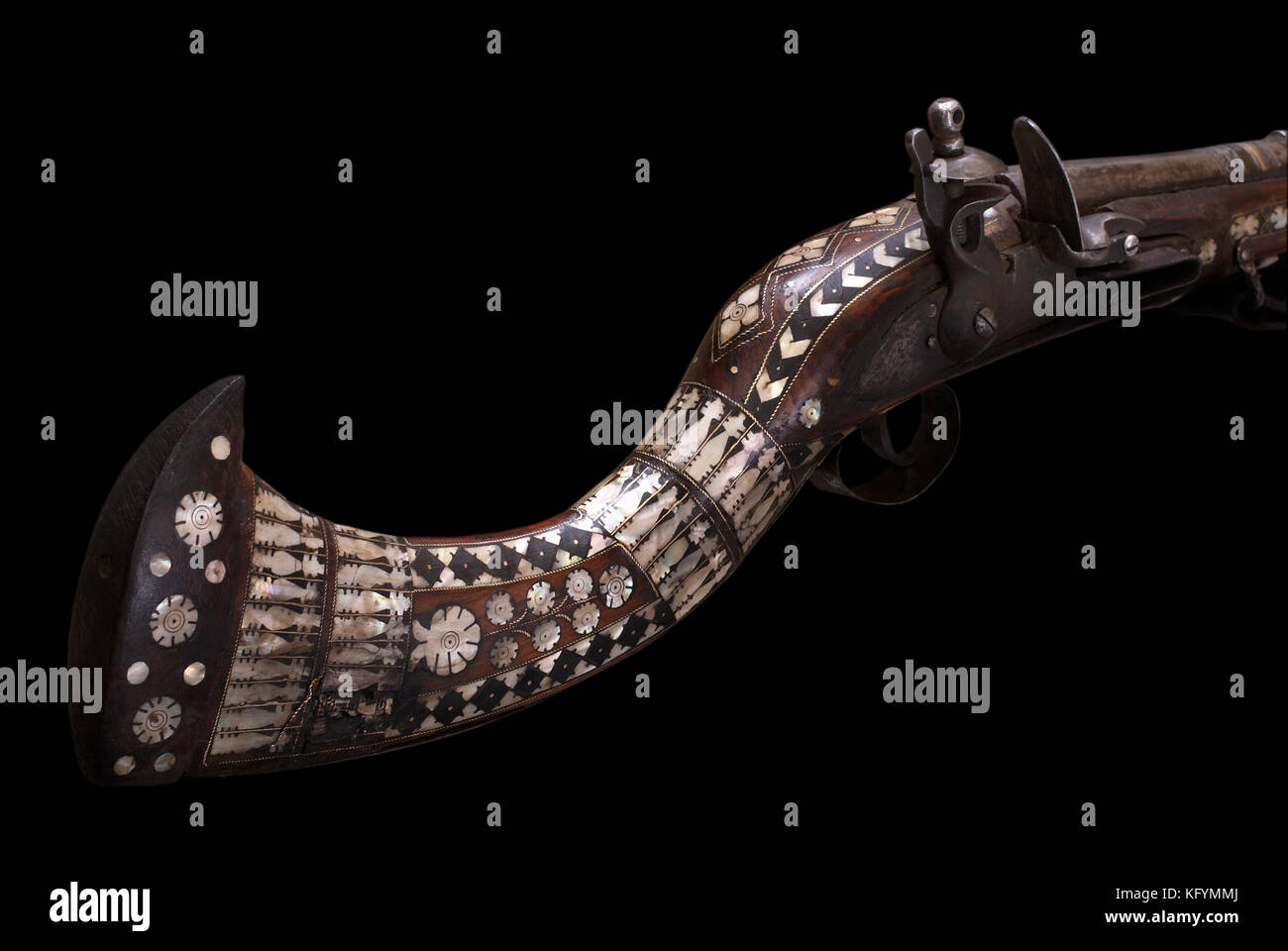 Fucile afgano con bella decorazione nacre. Il 19 ° secolo. Percorso su sfondo nero. Foto Stock