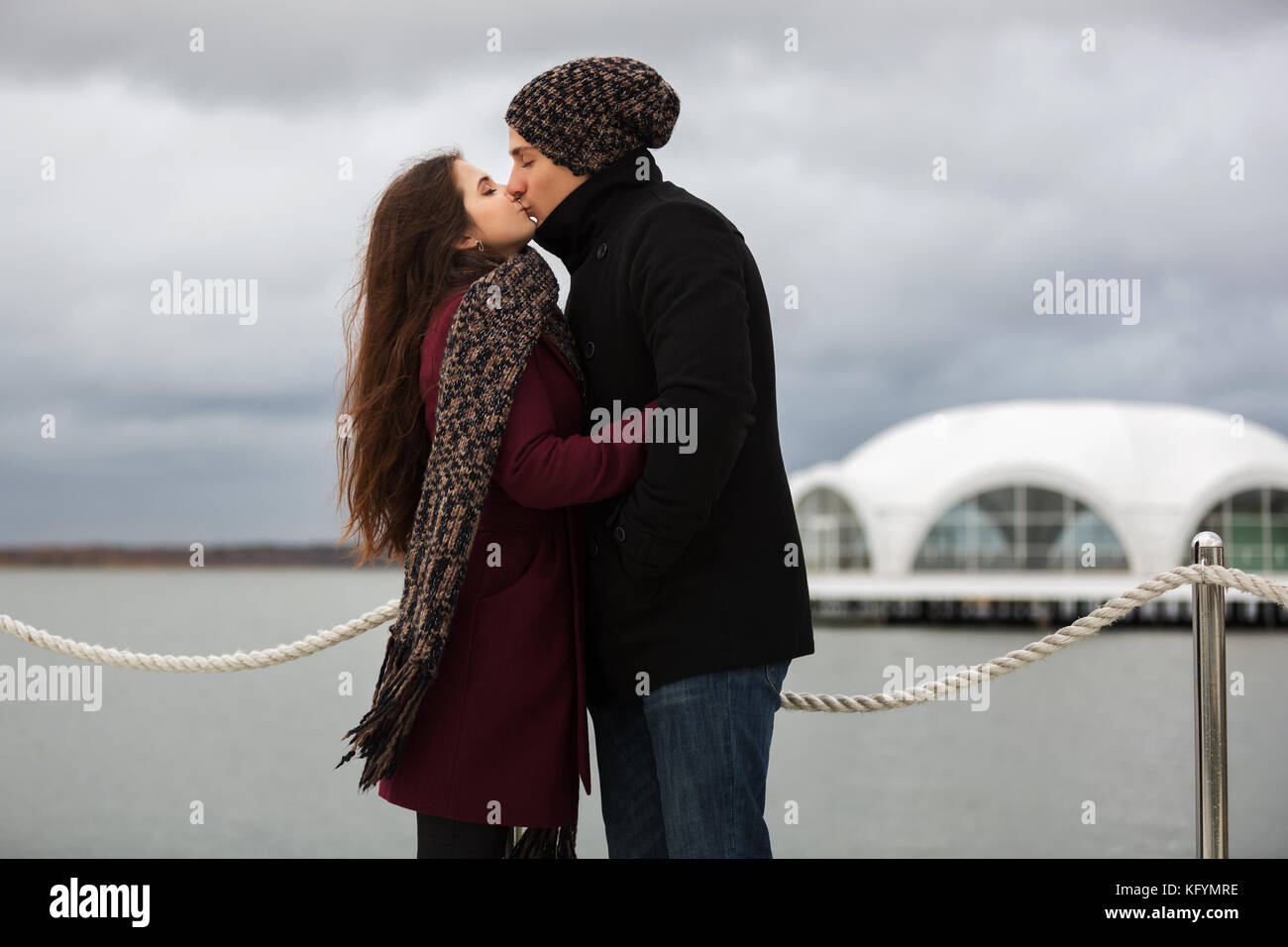 Felice coppia giovane in amore kissing outdoor Foto Stock