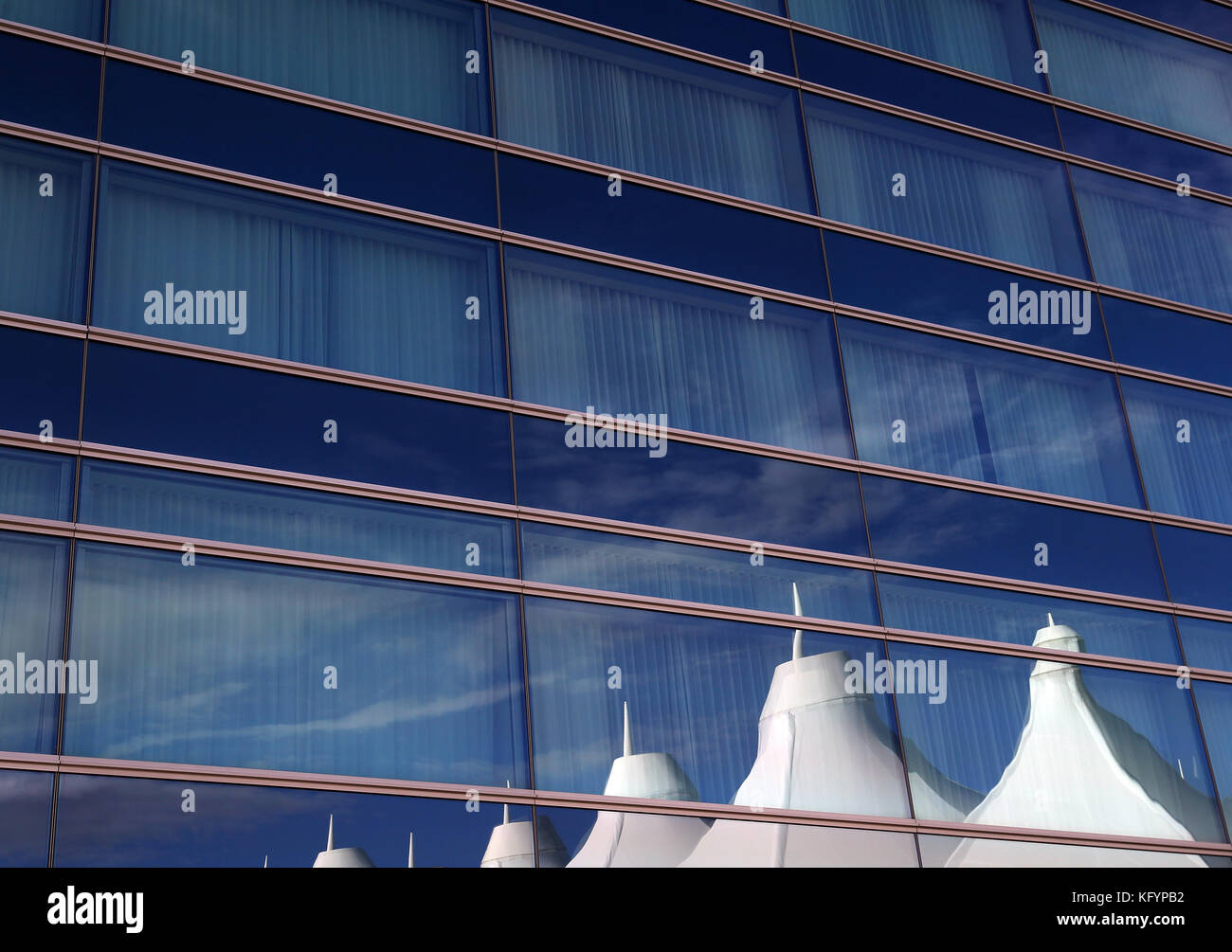 Aeroporto Internazionale di Denver iconica riflessa sul tetto in The Westin Hotel. Foto Stock