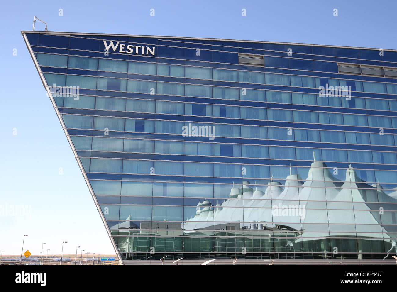 Aeroporto Internazionale di Denver iconica riflessa sul tetto in The Westin Hotel. Foto Stock