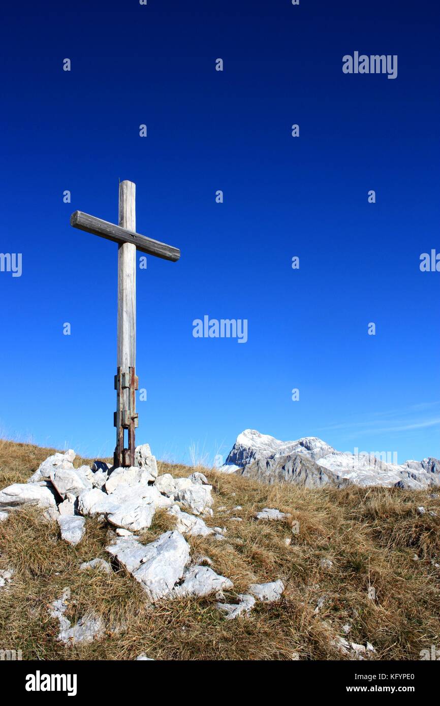 Grande Croce nella parte anteriore delle montagne Foto Stock
