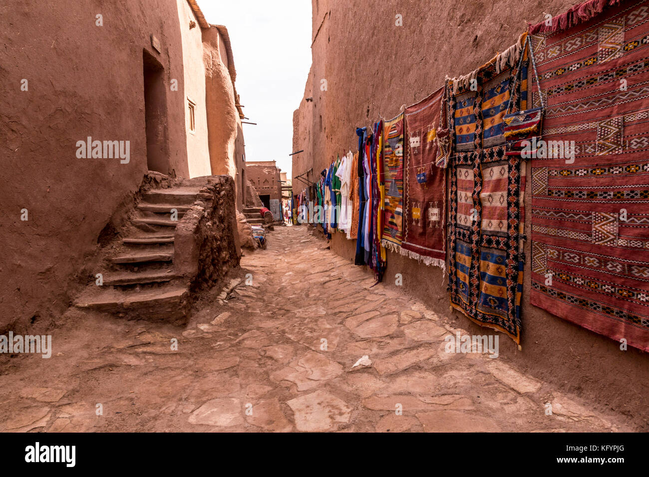 Ait-ben-Haddou, Marocco, 17 ottobre, 2017: strade di ait-ben-haddou un fortificato, pre-sahariana insediamento tradizionale di abitazione tipo di architettura, n. Foto Stock