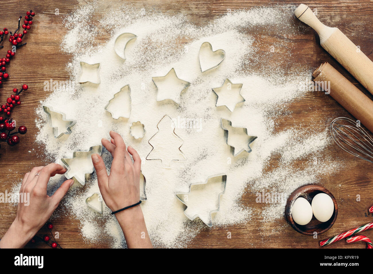 Persona che fa biscotti di Natale Foto Stock