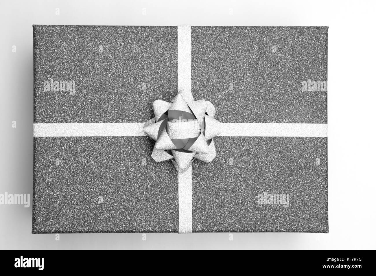 Confezione regalo nera con nastro argentato, in bianco e nero Foto Stock