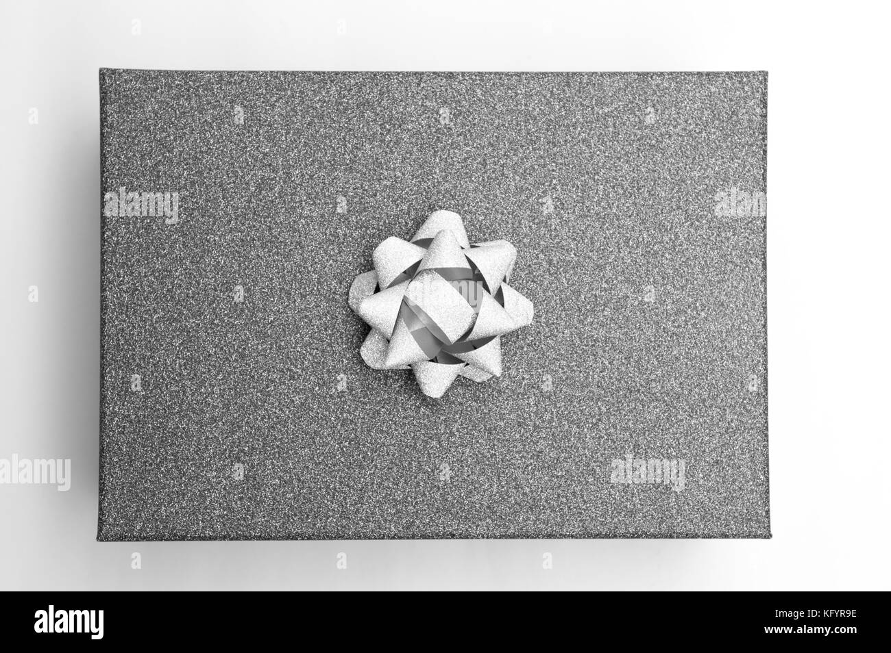 Confezione regalo nera con nastro argentato, in bianco e nero Foto Stock