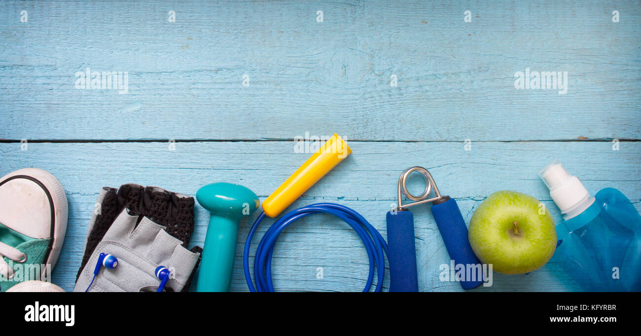 Palestra fitness uno stile di vita sano banner concetto di sfondo sulla tavola di legno Foto Stock