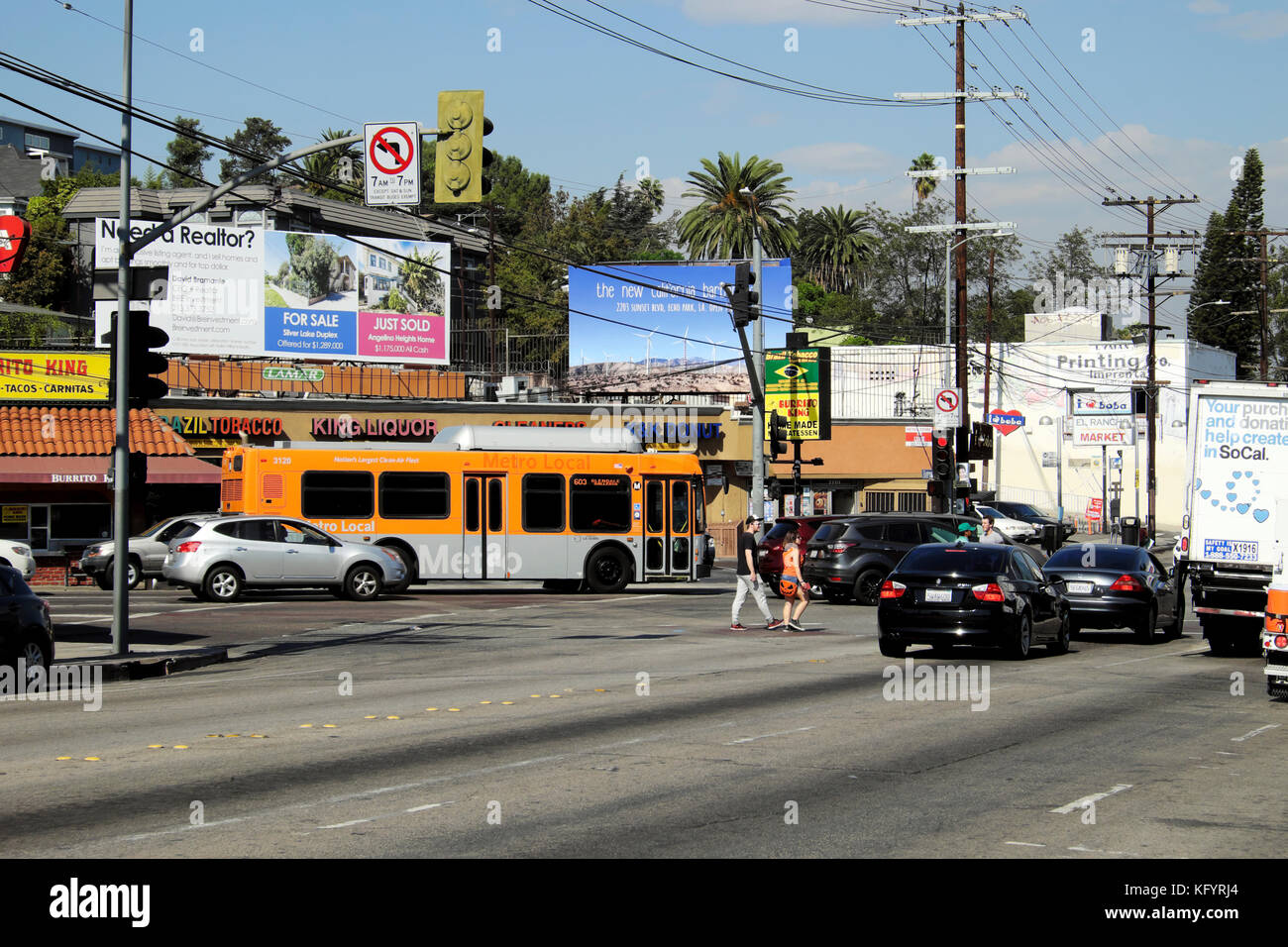 Los Angeles Metro bus al semaforo e pedoni che attraversano street su Sunset Boulevard in Echo Park vicino al lago d'argento Los Angeles KATHY DEWITT Foto Stock