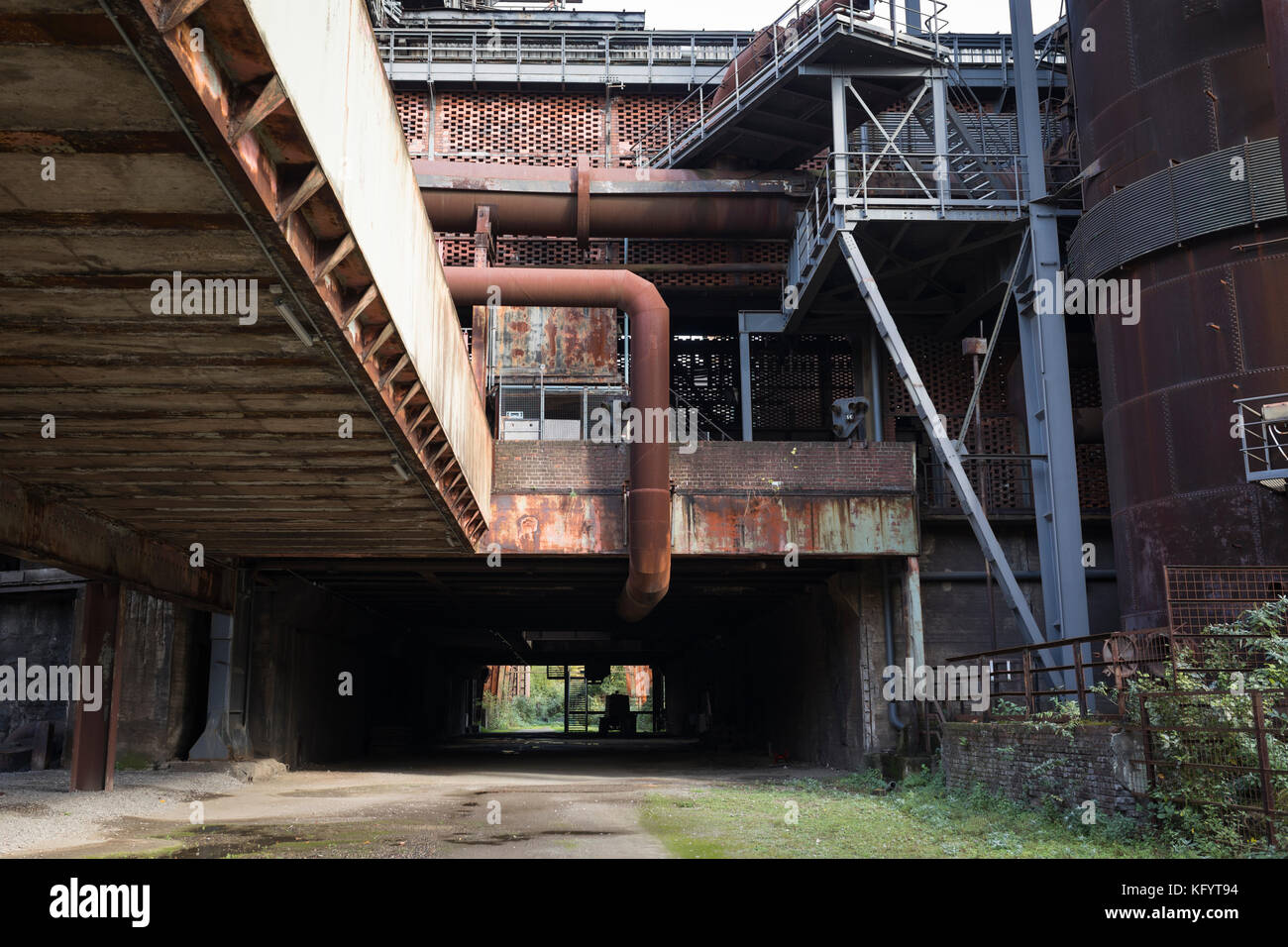 Altiforni chiusi e arrugginiti al Landschaftspark Duisburg, Germania Foto Stock