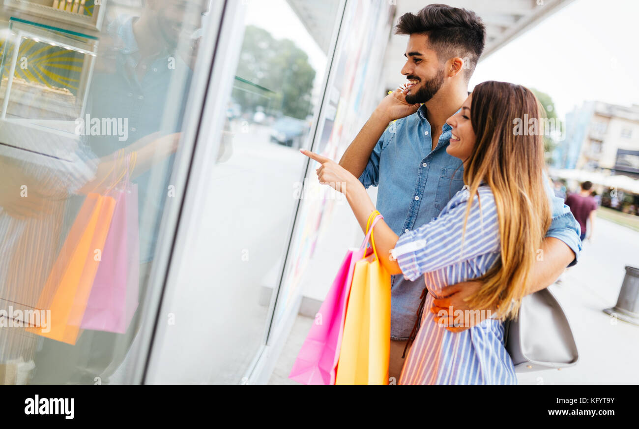 Felice attraente amare giovane Godetevi lo shopping insieme Foto Stock