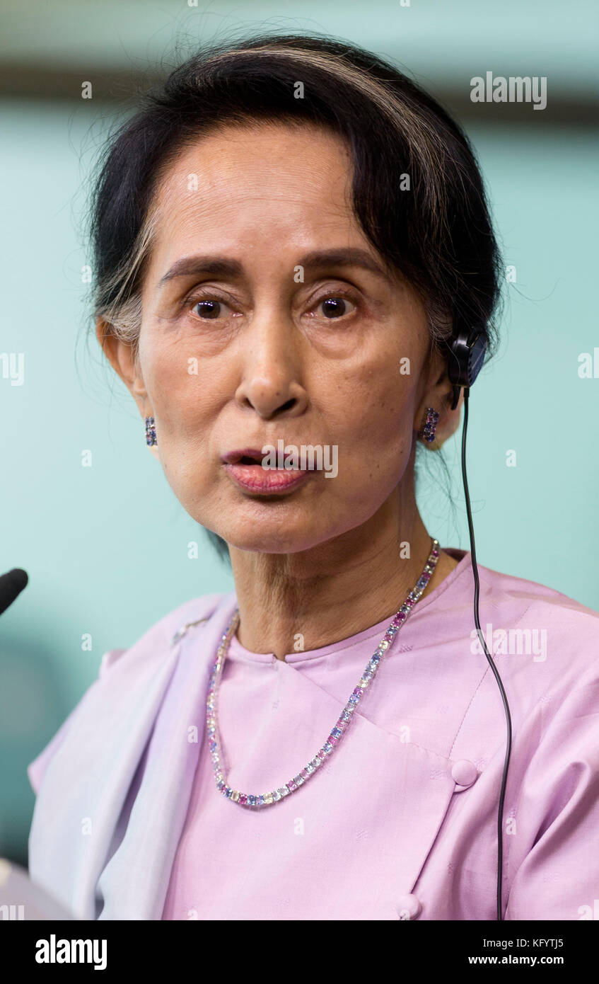 Il Belgio, Bruxelles, su 2017 05 02: Aung San Suu Kyi, Ministro degli esteri birmano, Premio Nobel per la Pace 1991, visita ufficiale per l'Unione europea Foto Stock