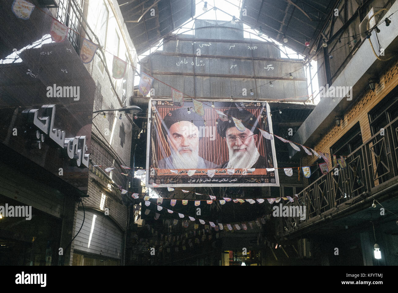 Teheran, Iran - 7 giugno 2015. Un enorme poster di Ali Khamenei e Ruhollah Khomeini nel Grand Bazaar di Teheran. Foto Stock