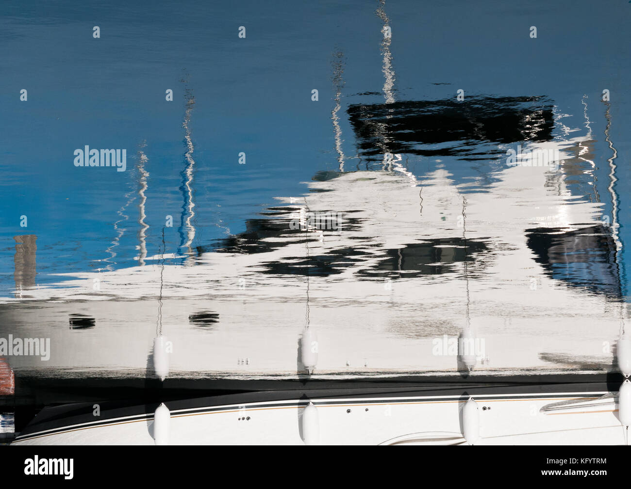 Una riflessione inversa di un motoscafo a marina. Foto Stock