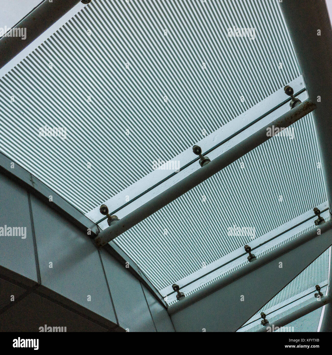 Un abstract colpo di parte della struttura di tetto di un centro shopping mall. Foto Stock