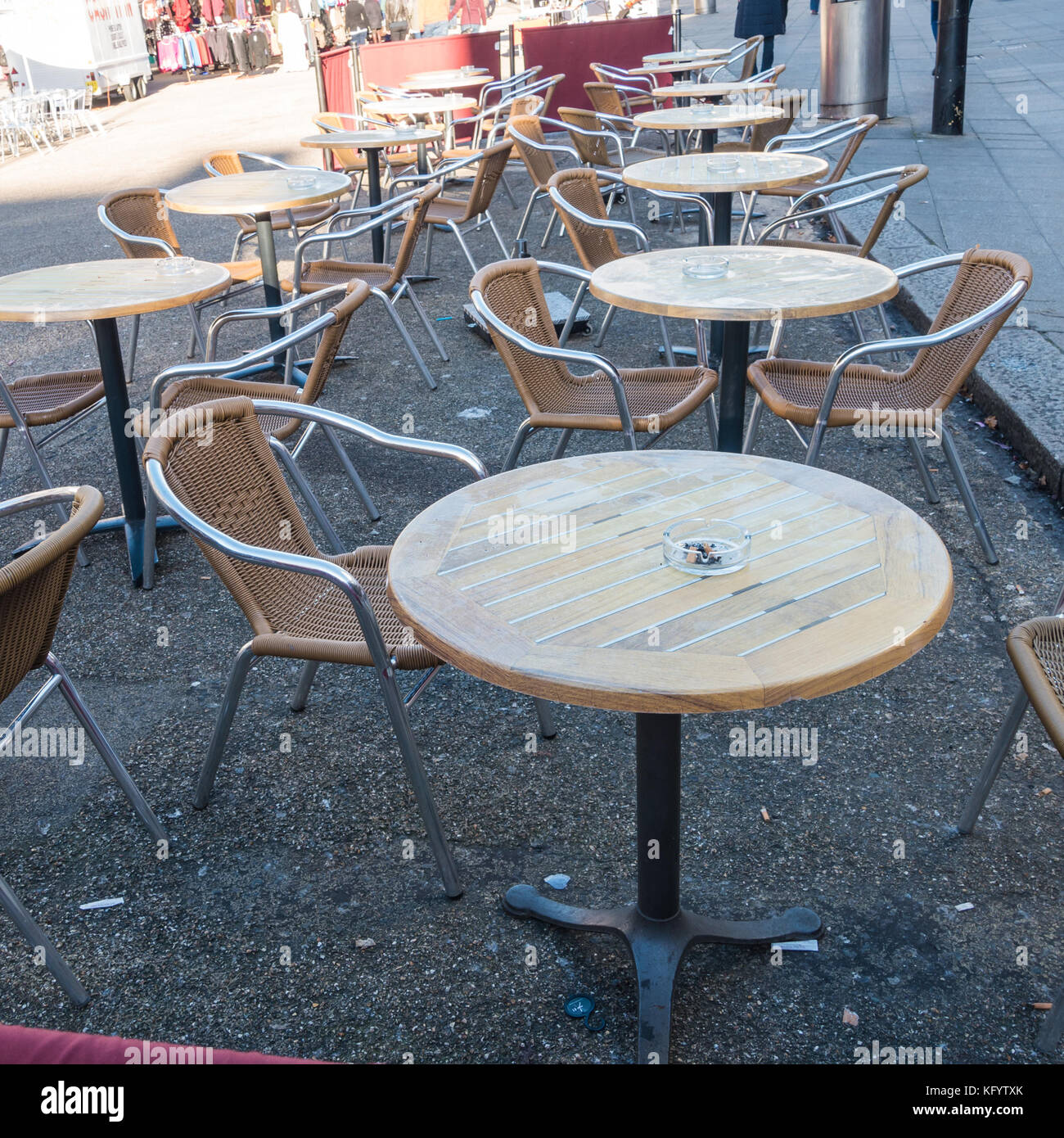I tavoli e le sedie si trova al di fuori di un cafe in Southampton, Hampshire, Regno Unito. Foto Stock