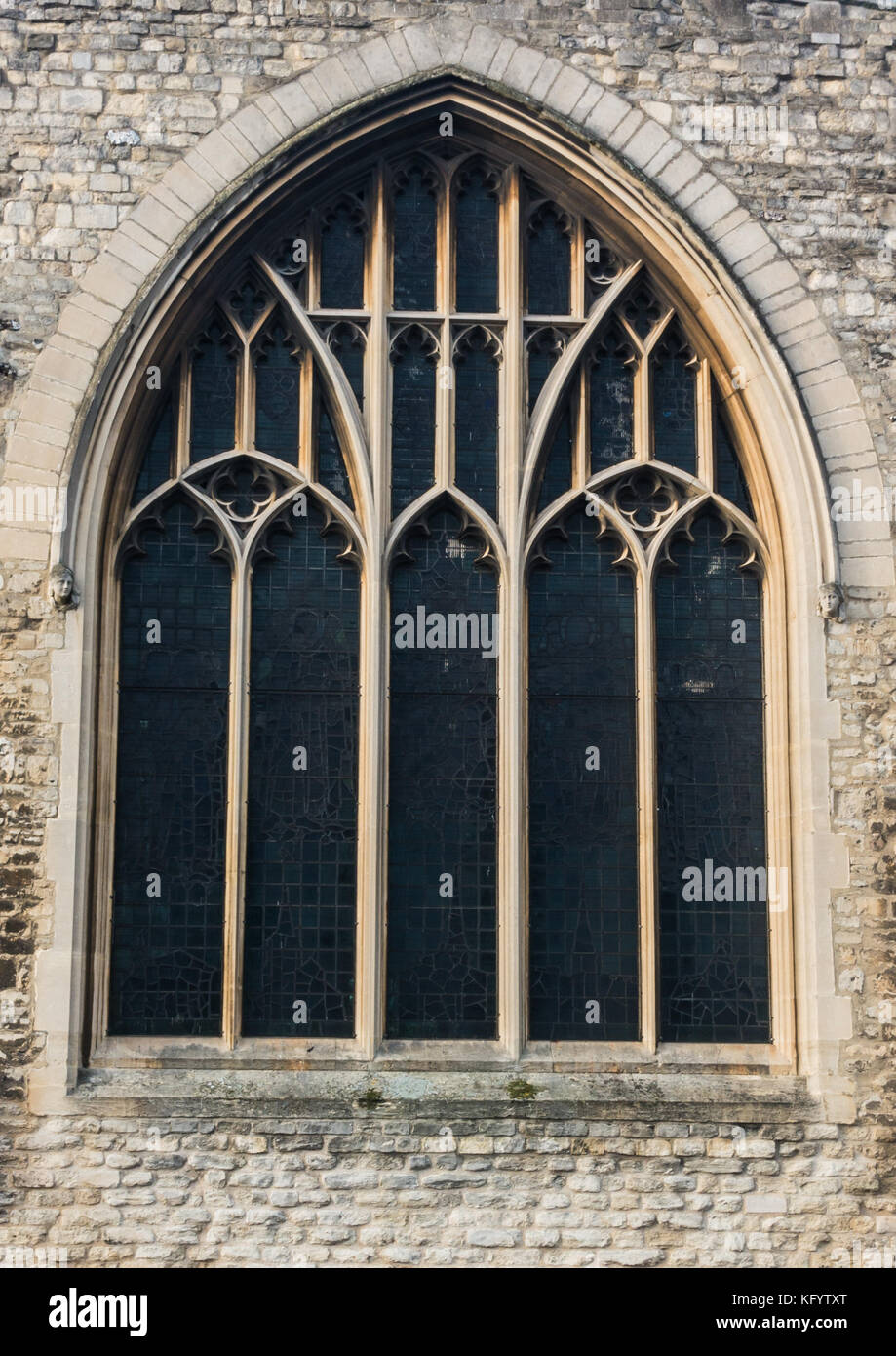 Un colpo della grande finestra ad arco della chiesa di San Michele in Southampton, Hampshire, Inghilterra. Foto Stock