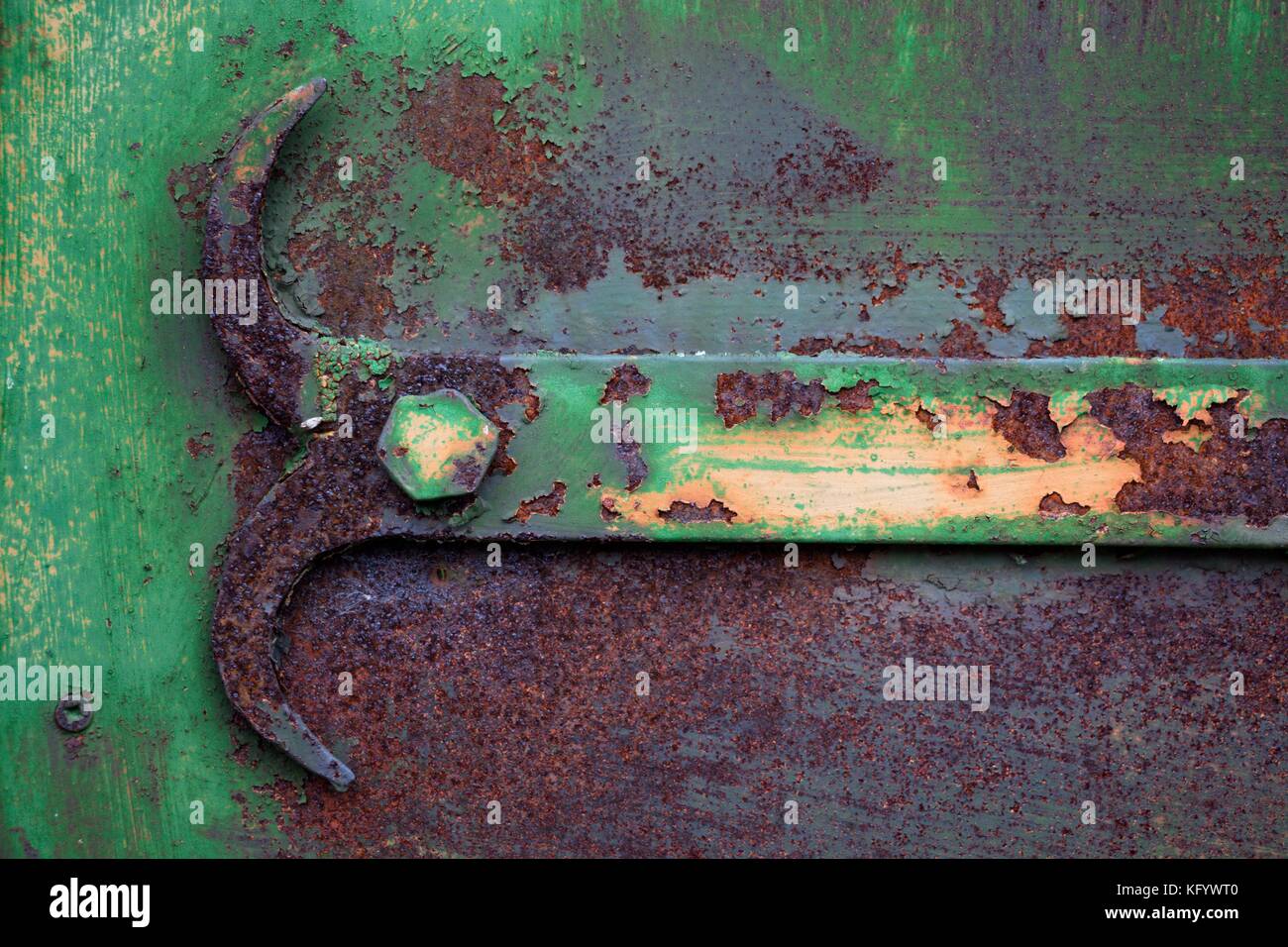 Parte del meccanismo di apertura della porta, dipinto in un colore verde e fortemente arrugginiti, rovinati dal tempo. Il meccanismo è realizzato in ferro, ma il tempo ha t Foto Stock