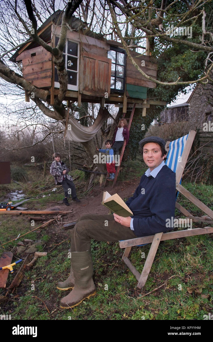 Tom Hodgkinson, moglie Victoria con Dalila, Arthur e il più giovane Henry Foto Stock