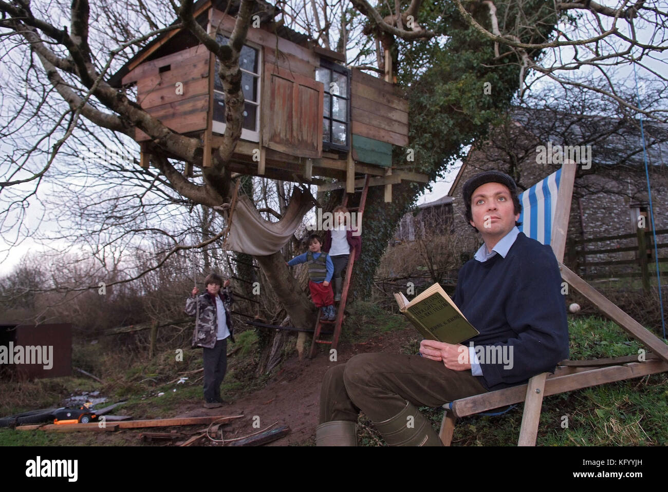 Tom Hodgkinson, moglie Victoria con Dalila, Arthur e il più giovane Henry Foto Stock