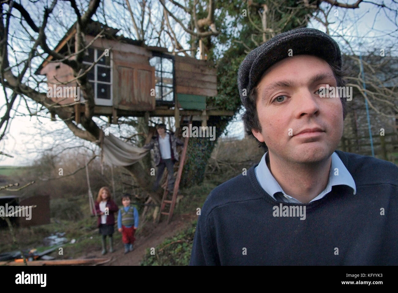 Tom Hodgkinson, moglie Victoria con Dalila, Arthur e il più giovane Henry Foto Stock