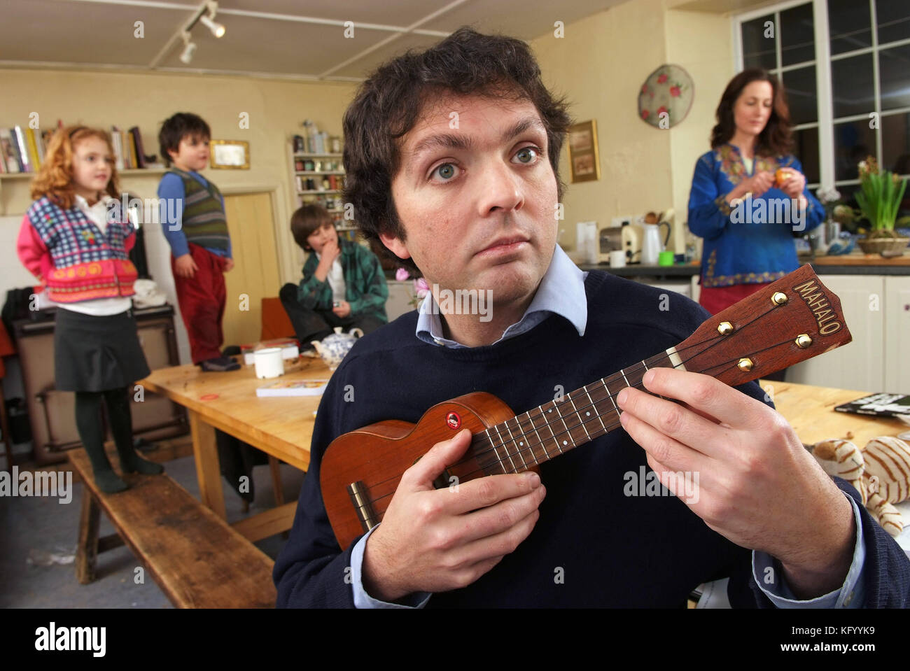 Tom Hodgkinson, moglie Victoria con Dalila, Arthur e il più giovane Henry Foto Stock