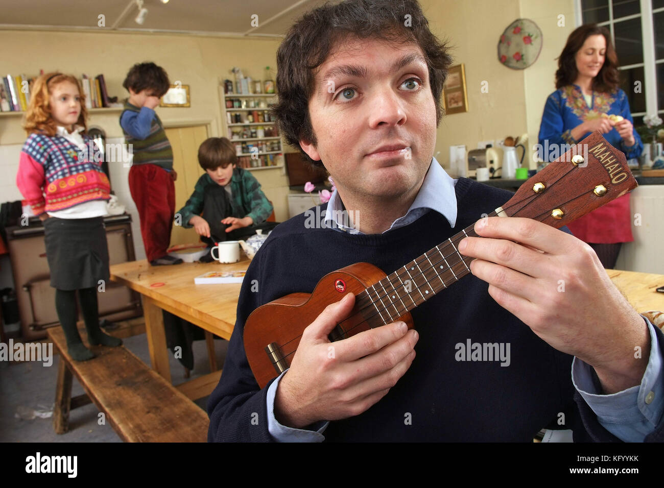 Tom Hodgkinson, moglie Victoria con Dalila, Arthur e il più giovane Henry Foto Stock