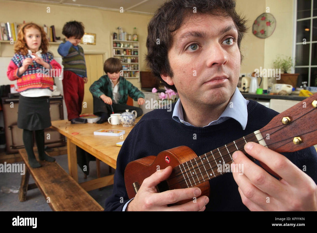 Tom Hodgkinson, moglie Victoria con Dalila, Arthur e il più giovane Henry Foto Stock
