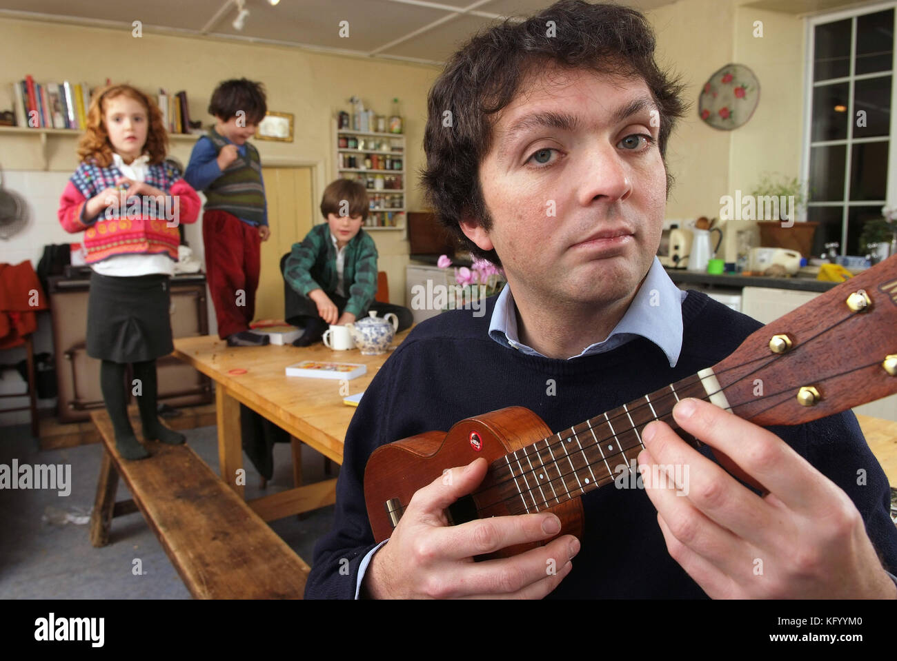Tom Hodgkinson, moglie Victoria con Dalila, Arthur e il più giovane Henry Foto Stock